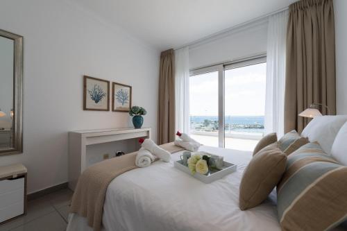 プエルト・デ・モガンにあるMogan Beachfront | CarmitAtHomeの大きな窓付きのベッドが備わるホテルルームです。