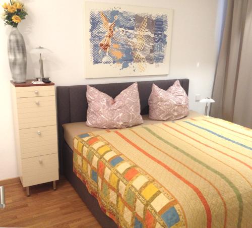 1 dormitorio con 1 cama con almohadas y vestidor en Ferienwohnung am Zwinger en Dresden
