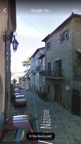 eine Straße mit Autos, die an der Seite eines Gebäudes geparkt sind in der Unterkunft Gli Archi in Montefiascone