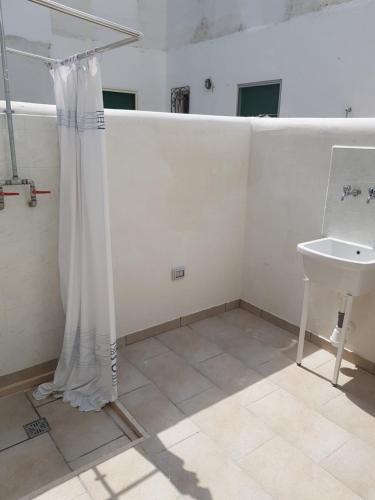ein Bad mit einem Duschvorhang und einem Waschbecken in der Unterkunft Casa nostra b&b in Porto Cesareo