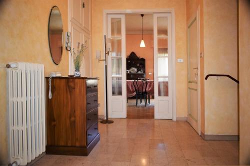 a room with a hallway with a dresser and a mirror at Casa Vacanze alla Vecchia Posta in Cavriglia