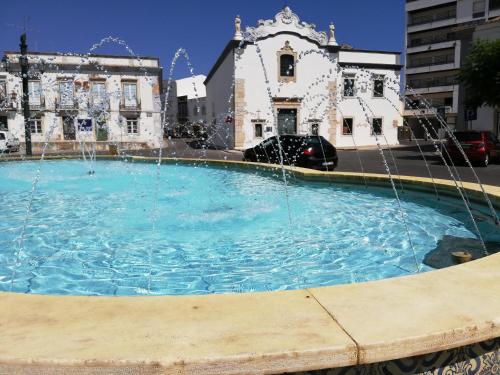 בריכת השחייה שנמצאת ב-Casa das Andorinhas או באזור