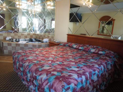 Posteľ alebo postele v izbe v ubytovaní Red Carpet Inn Absecon