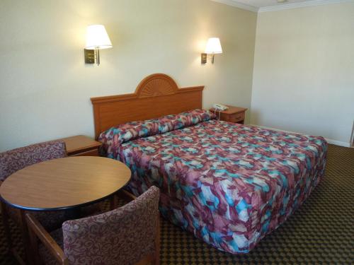 Katil atau katil-katil dalam bilik di Red Carpet Inn Absecon