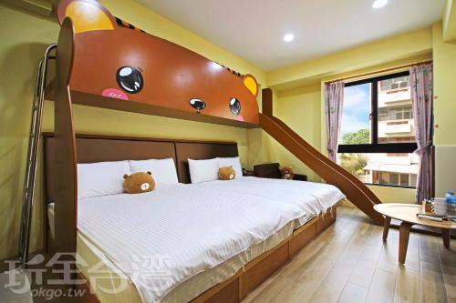 Ένα ή περισσότερα κρεβάτια σε δωμάτιο στο Ark stay方舟文旅山嵐新館溜滑梯商務民宿
