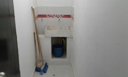 Baño pequeño con lavamanos y cubo en Divijuka en Taganga