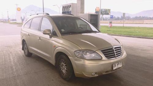 un coche plateado estacionado frente a una gasolinera en Departamentos y Habitaciones Centro Osorno, en Osorno