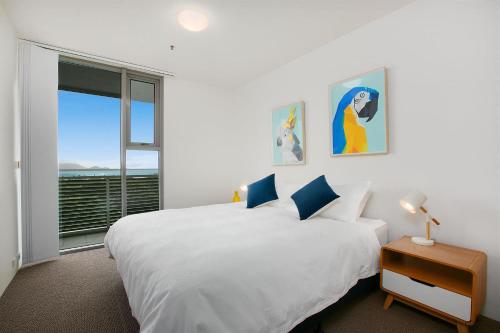 Säng eller sängar i ett rum på Cairns Private Apartments