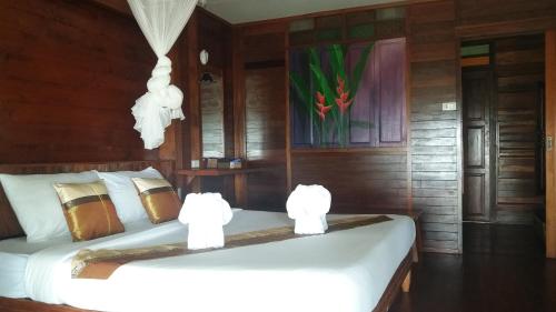 Voodi või voodid majutusasutuse Thanya Beach Resort - SHA Plus toas