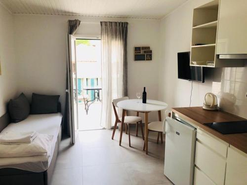 een klein appartement met een keuken en een tafel bij Guest House Marija in Bol