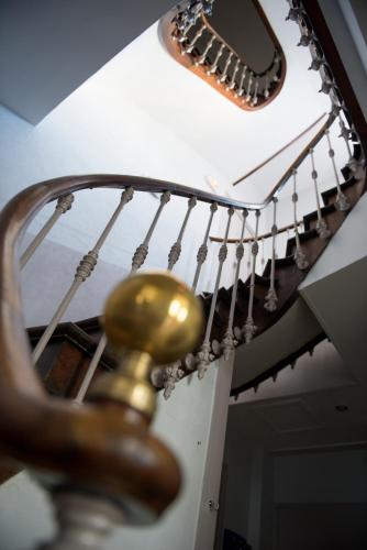 a spiral staircase with a gold chandelier at Maison Souply in Châlons-en-Champagne