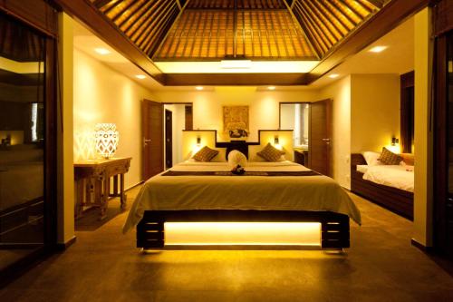 Кровать или кровати в номере Relax Bali Dive & SPA ocean front resort