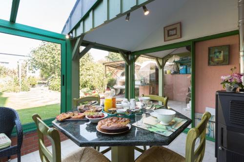 una mesa con comida en el patio en Chambres d'Hôtes du Chalet de Caharet, en Pipriac