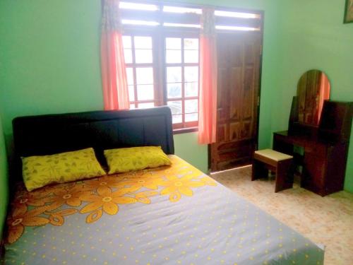 Кровать или кровати в номере Sritanjung Homestay