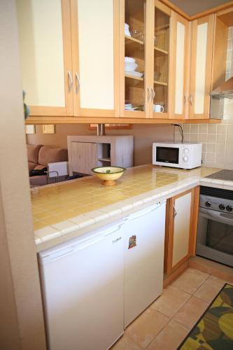 a kitchen with white cabinets and a bowl on the counter at Vivienda Vacacional Los Balconcitos in Los Cancajos
