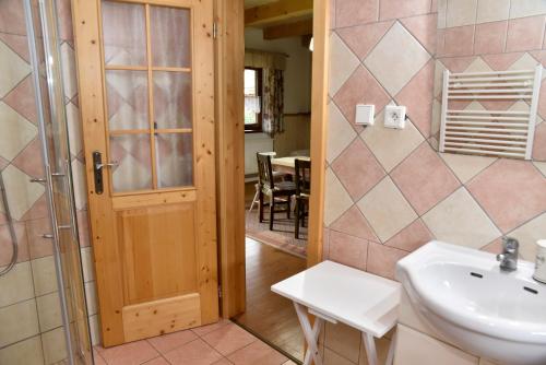 uma casa de banho com um lavatório e um chuveiro em Selsky Dvur em Kájov