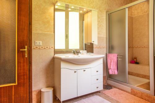 een badkamer met een wastafel en een douche bij San Rocco Flexyrent - Parking - WiFi - Aircon in Rapallo