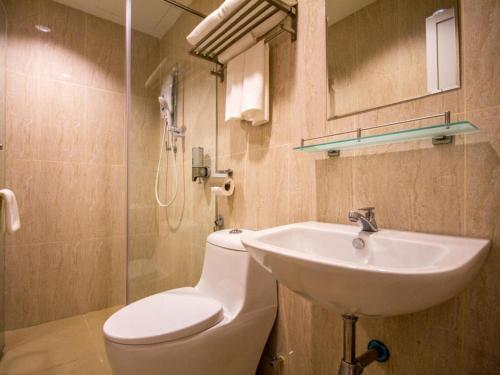 y baño con aseo y lavamanos. en 118 Hotel,Dato Keramat - Self Check In en George Town