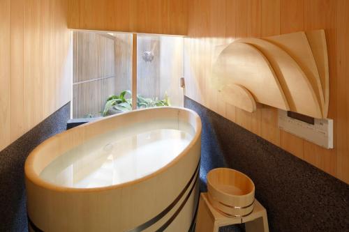 京都市にある京の温所 釜座二条 #2の部屋にある大きな浴槽付きのバスルーム