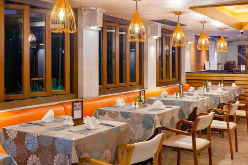 Reštaurácia alebo iné gastronomické zariadenie v ubytovaní Seaview Patong Hotel - SHA Plus