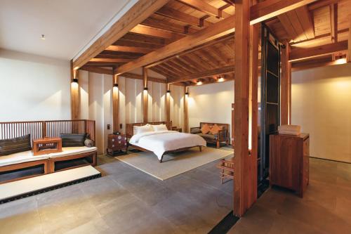 Ein Bett oder Betten in einem Zimmer der Unterkunft Zhangjiajie Song Boutique B & B - Zhangjiajie National Forest Park Wulingyuan