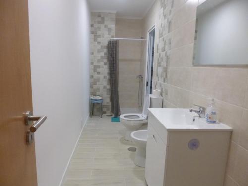 セジンブラにあるCasa do Mastroのバスルーム(トイレ、洗面台、シャワー付)