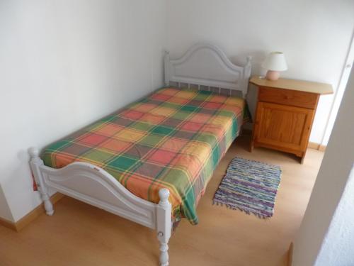 セジンブラにあるCasa do Mastroのベッド(プライドの毛布付)とナイトスタンド