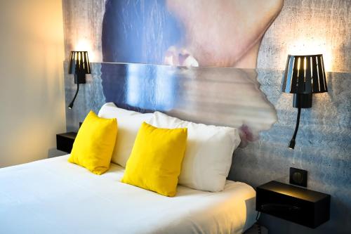 Кровать или кровати в номере Hôtel Le Bord'O Vieux Port
