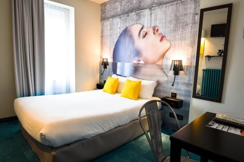 Habitación de hotel con cama con cabeza en la pared en Hôtel Le Bord'O Vieux Port, en La Rochelle