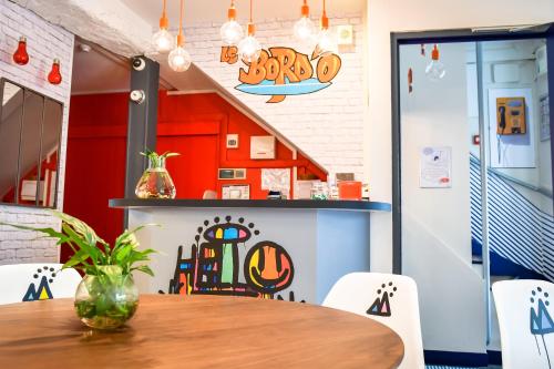 Кухня или мини-кухня в Hôtel Le Bord'O Vieux Port
