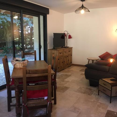 un salon avec une table et un canapé dans l'établissement Gite Corferoud, à Saint-Genis-sur-Menthon