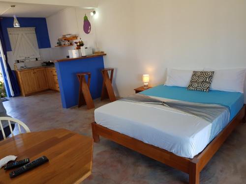 una camera da letto con un letto e un tavolo in una stanza di Gite Patriko a Rodrigues Island