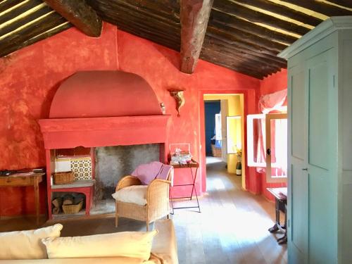 カンヌにあるAppart Suquet Avec Terasse Vue Merの赤い壁のリビングルーム(暖炉付)