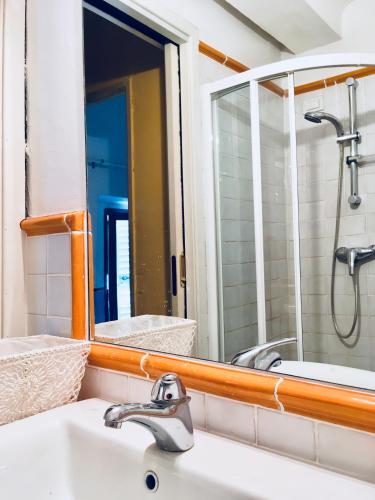 une salle de bain avec un lavabo et un miroir dans l'établissement Appart Suquet Avec Terasse Vue Mer, à Cannes