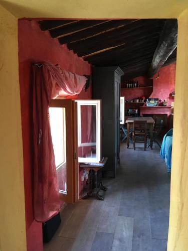 - un salon avec des murs rouges et une fenêtre dans l'établissement Appart Suquet Avec Terasse Vue Mer, à Cannes