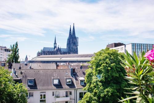 a city skyline with a cathedral in the background at Haus am Dom - Apartments und Ferienwohnungen in Cologne