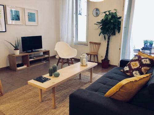 sala de estar con sofá y mesa de centro en Le Studio des Artistes, en Marsella