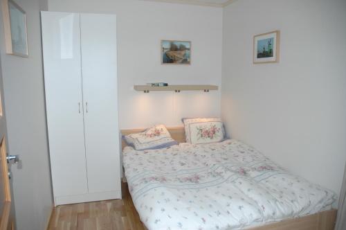 a small bedroom with a bed with two pillows on it at Nystuen in Tyinkrysset