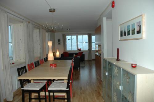 a kitchen and dining room with a table and chairs at Nystuen in Tyinkrysset