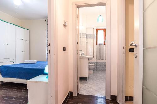 een kleine kamer met een bed en een badkamer bij Appartamento Tony in Sperlonga