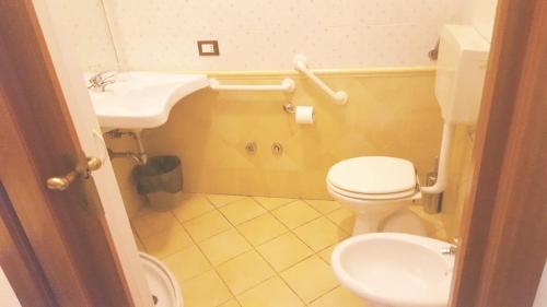 y baño con aseo y lavamanos. en Hotel Morgan, en Manduria