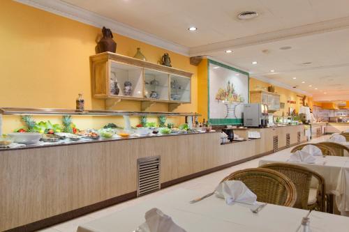 
A restaurant or other place to eat at Diverhotel Odyssey Aguadulce
