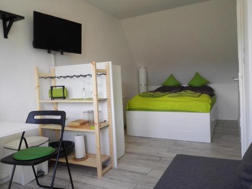 Un pat sau paturi într-o cameră la Ferienwohnung Strandzeit Cuxhaven