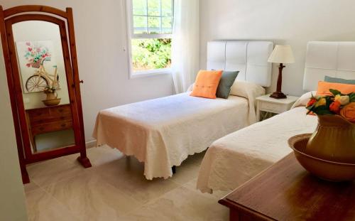 Un pat sau paturi într-o cameră la Villa privada con piscina agua salada, barbacoa y chimenea - El Amanecer