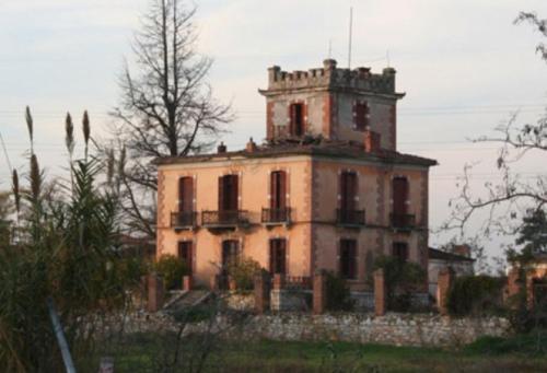 an old building with a tower on top of it at Hotel Metropol in Larisa