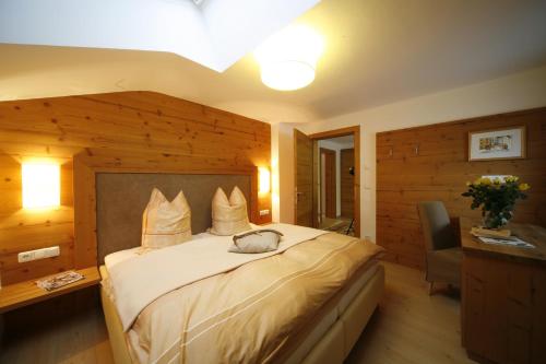 Postel nebo postele na pokoji v ubytování Apartment Haus Schatz
