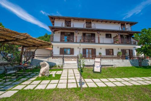 an image of a house with a yard at Il Casale del Contadino in Agerola