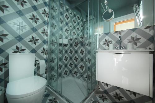 a bathroom with a toilet and a shower at Dubocage45Citycenter in Faro
