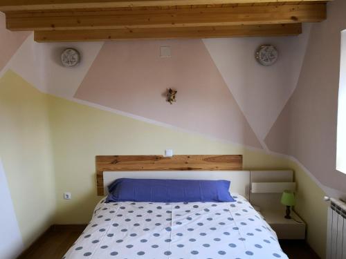 セルセディリャにあるcasa angelesのベッドルーム1室(青い枕付きのベッド1台付)