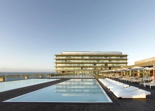 a hotel with a swimming pool and a building at Parador de Cádiz in Cádiz